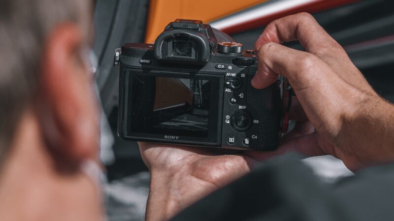 Capturer l’éclat de votre bolide : un guide décontracté pour des photos de voiture qui séduisent les acheteurs