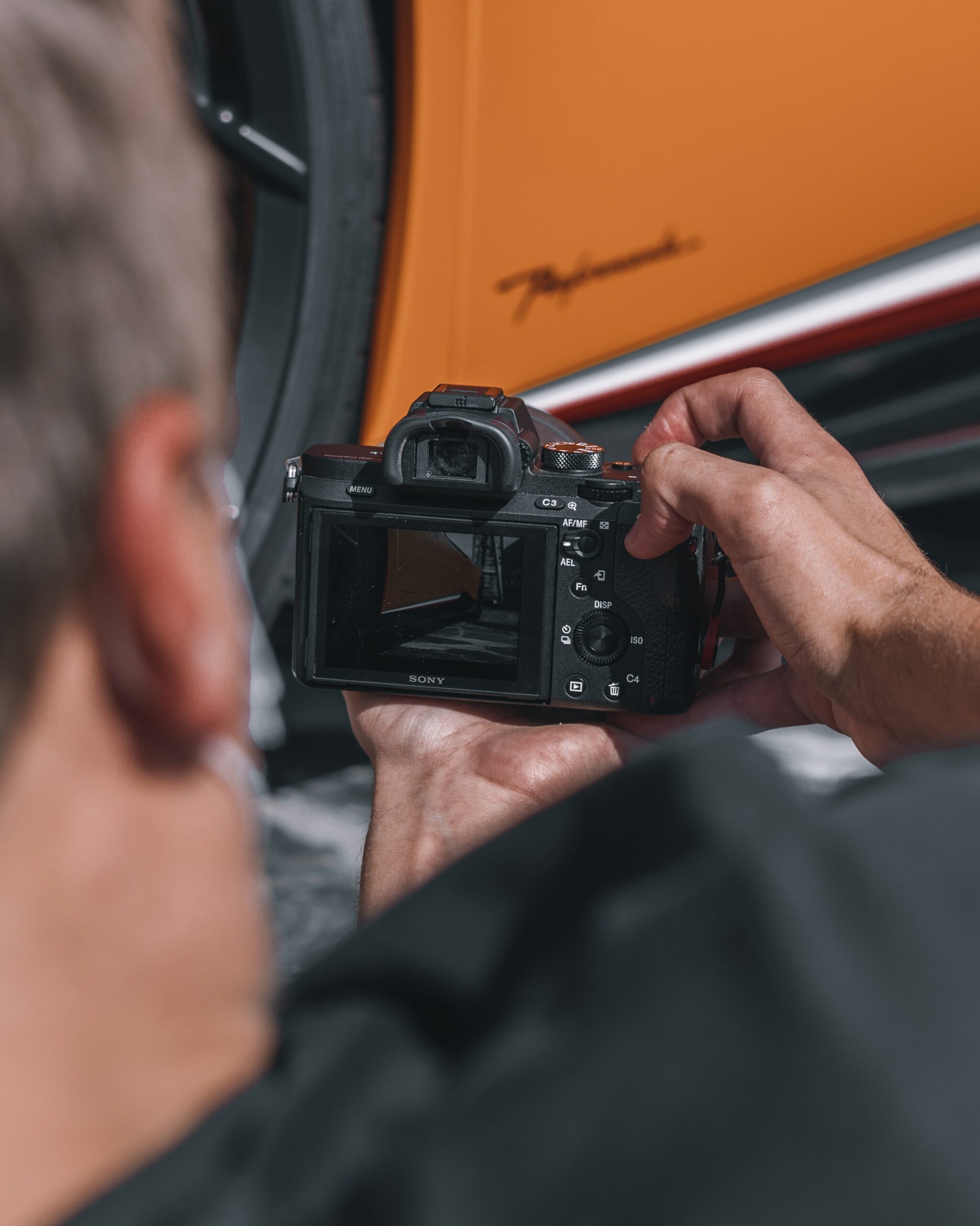 Capturer l’éclat de votre bolide : un guide décontracté pour des photos de voiture qui séduisent les acheteurs