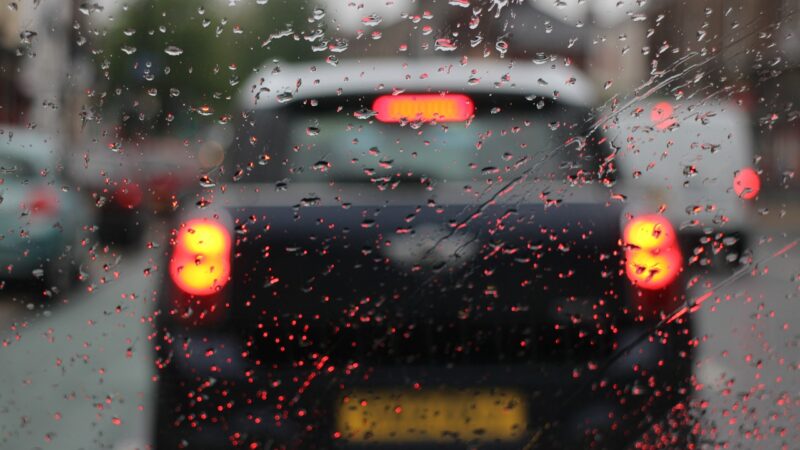 Conduire sous la Pluie : Précautions et Astuces