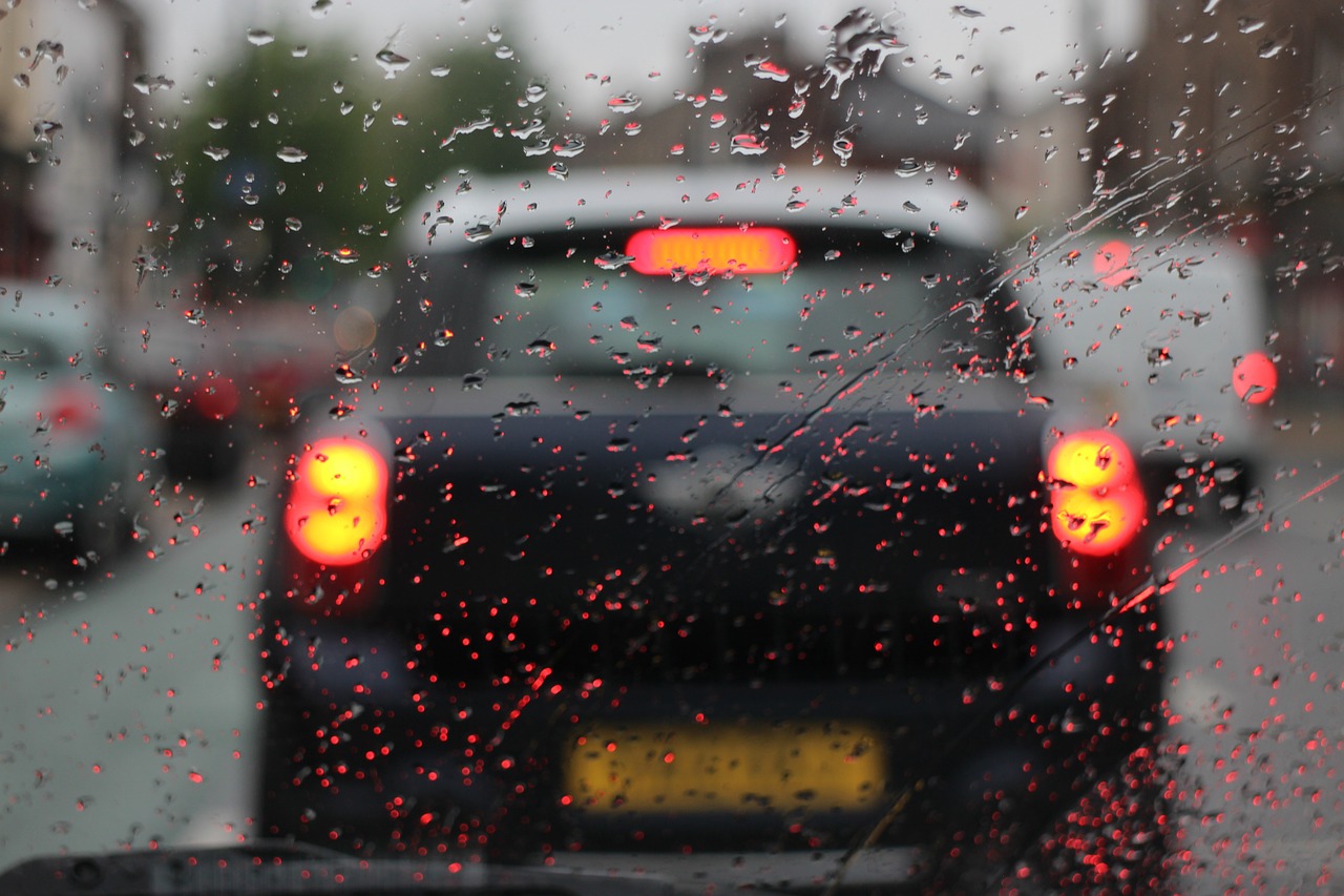 Conduire sous la Pluie : Précautions et Astuces