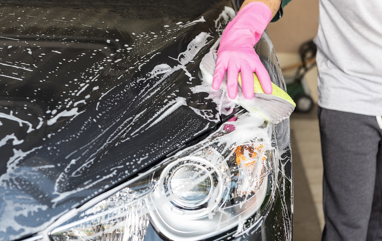 Les Meilleurs Conseils pour Nettoyer Votre Voiture à la Maison