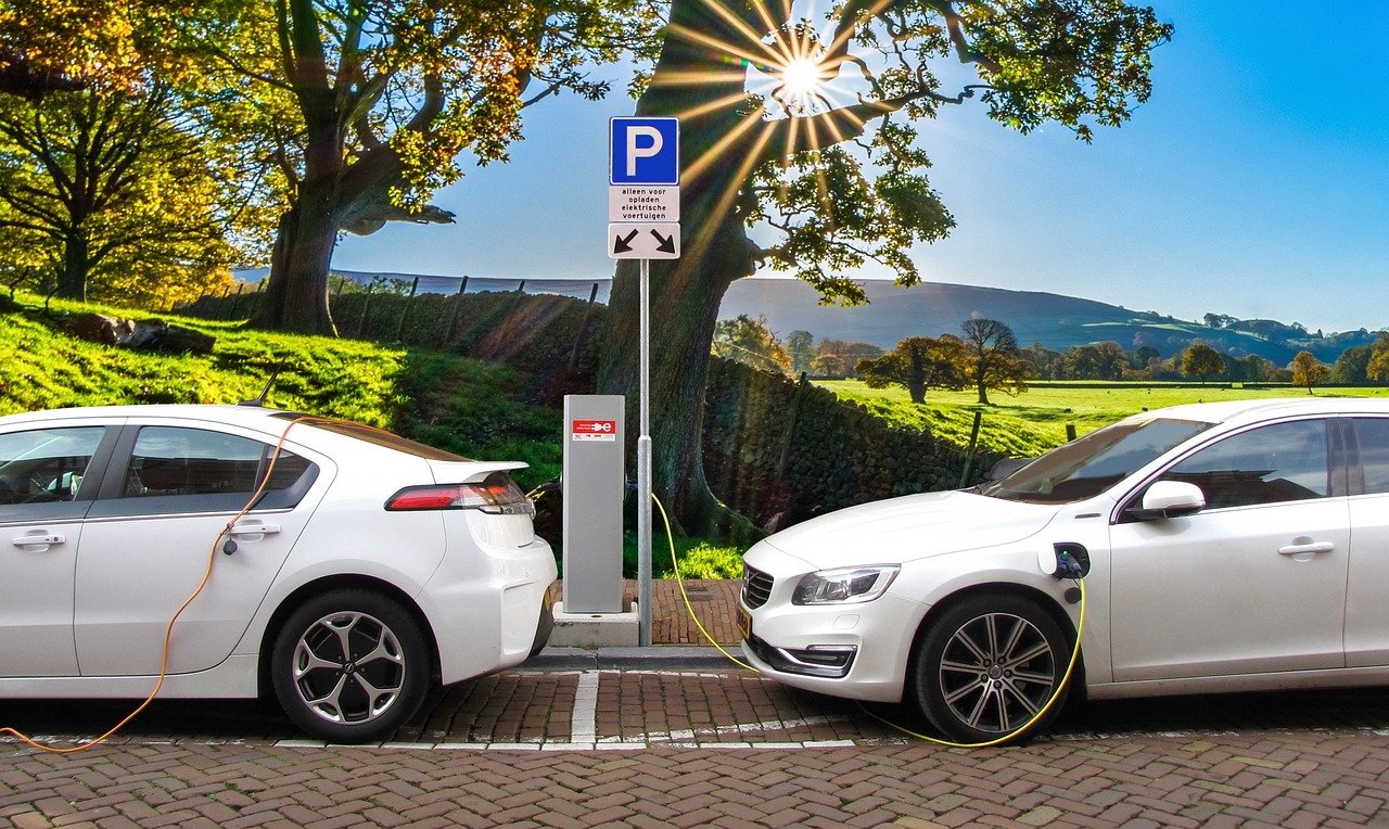 Hybrides vs Électriques : Le Duel des Technologies