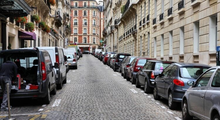 qui faut-il appeler si une voiture est stationnée devant mon garage ?