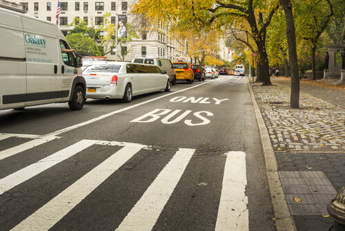 Rouler dans les voies de bus bientôt autorisé pour certains automobilistes ?