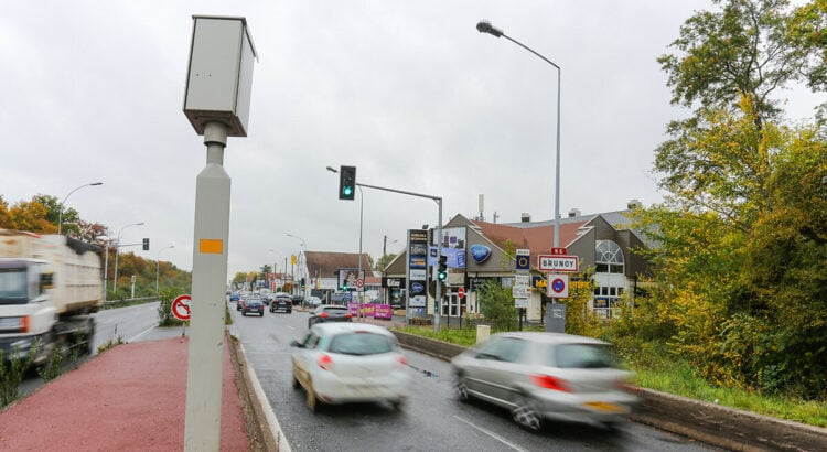 Radars de feu : peut-on recevoir une amende si on laisse passer la police ?