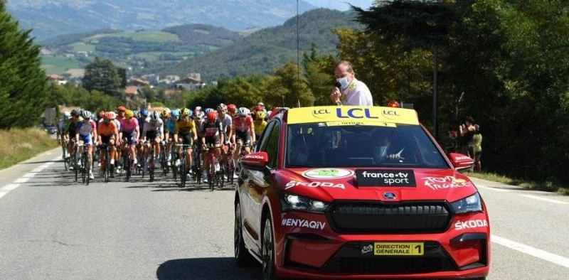 Les voitures qui accompagnent le tour de france : quelle est l’organisation et combien sont elles ?