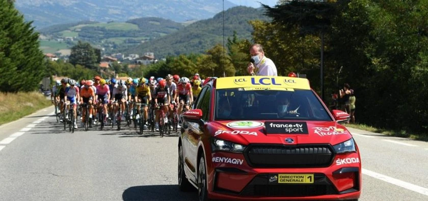 Les voitures qui accompagnent le tour de france : quelle est l’organisation et combien sont elles ?