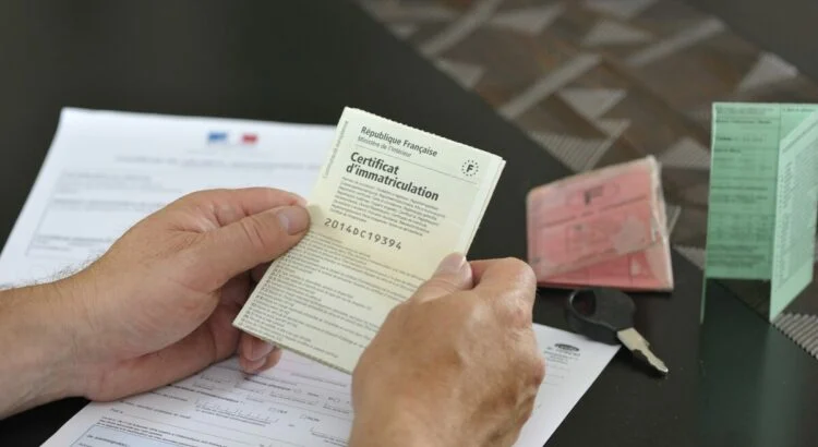 Est-il obligatoire de passer par le concessionnaire pour établir sa carte grise ?