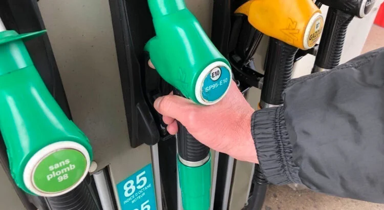 La baisse des prix du carburant récemment observée est-elle durable ?