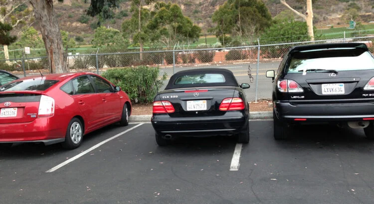 Sa voisine sème la zizanie sur leur parking, il se venge efficacement !