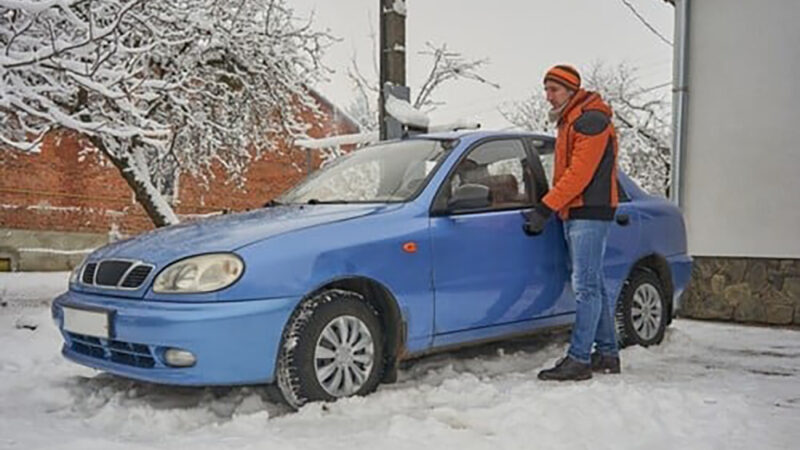 Cette chose (presque) indispensable à faire en hiver avant de démarrer sa voiture