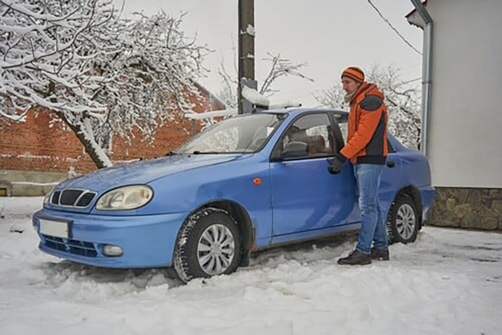 Cette chose (presque) indispensable à faire en hiver avant de démarrer sa voiture