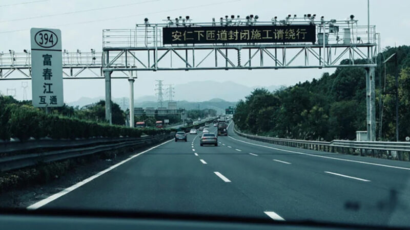 Ils s’endorment pendant que leur SUV circule sur l’autoroute !