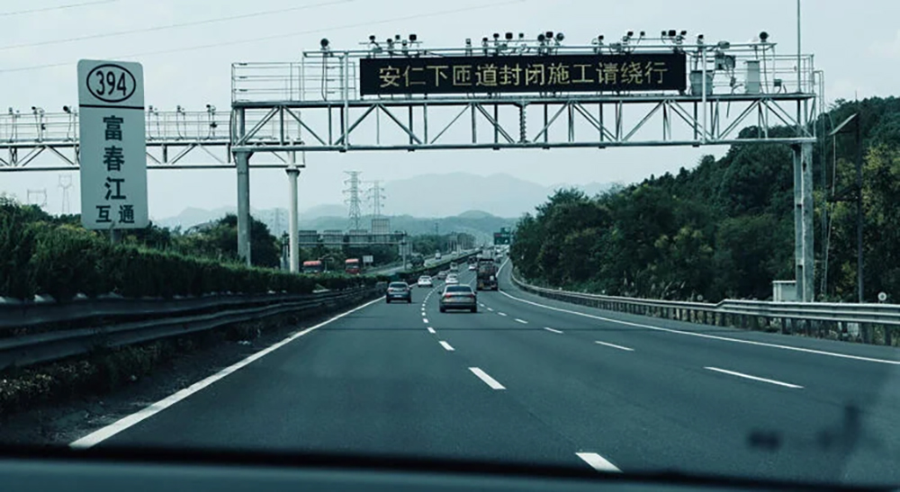 Ils s’endorment pendant que leur SUV circule sur l’autoroute !